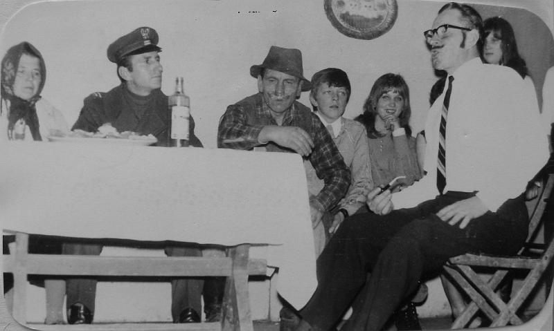 parafia polskokatolicka 1_35.jpg - Rok 1974. Zespół Teatru Amatorskiego wystawia sztukę "HOMO-FEMINAE" w Domu Ludowym, pod hasłem: OBCHODZIMY KU CHWALE OJCZYZNY, DZIEŃ KOBIET-CAŁY ROK MĘŻCZYZNY